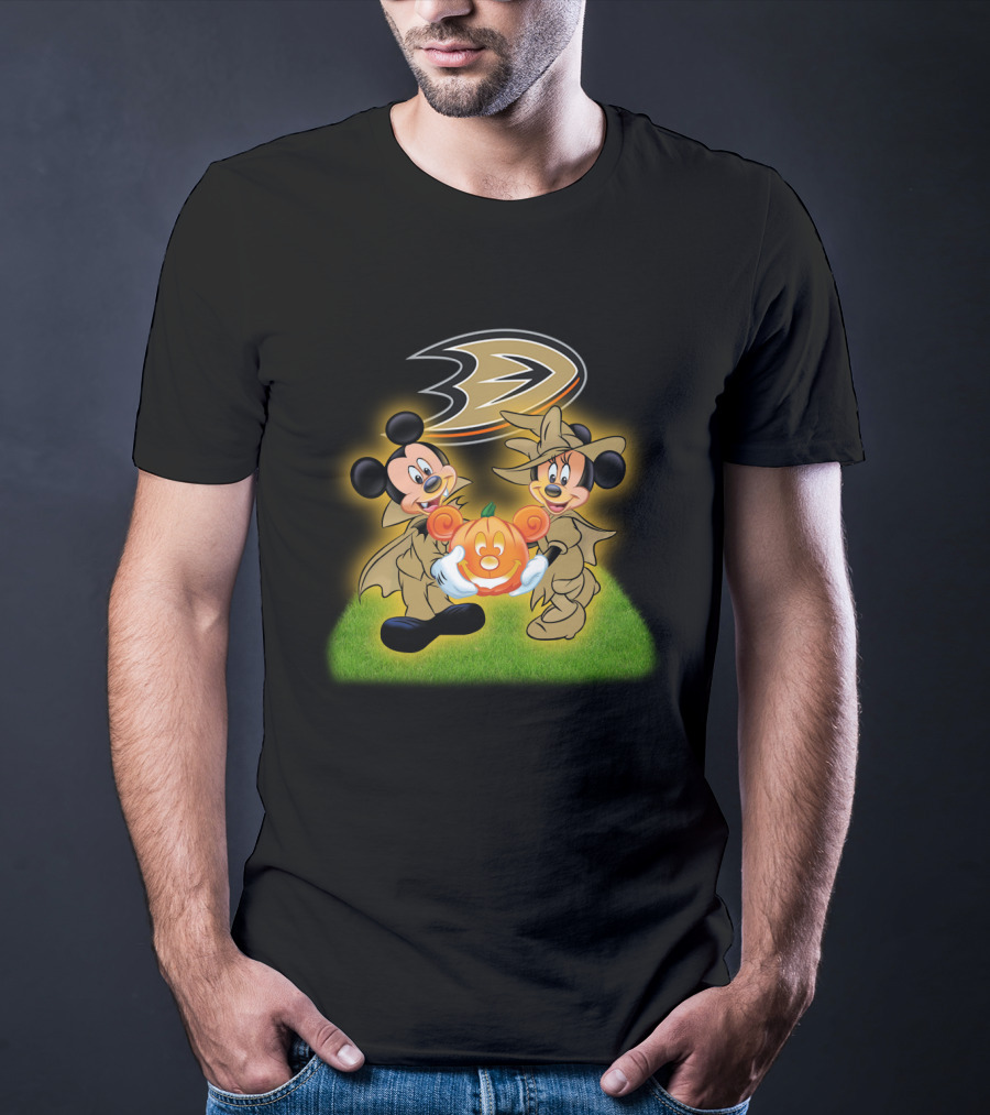 Anaheim Ducks Halloween With Mickey And Minnie Holding Pumpkin T-Shirt