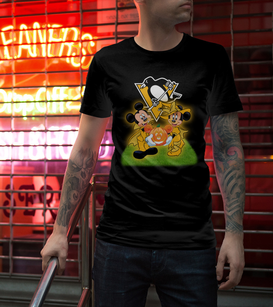 Pittsburgh Penguins Halloween Mickey And Minnie Holding Pumpkin T-Shirt