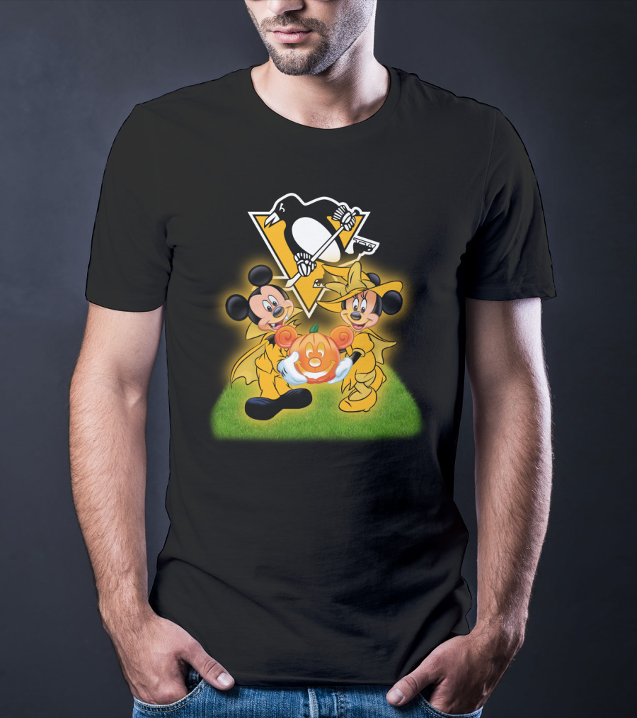 Pittsburgh Penguins Halloween Mickey And Minnie Holding Pumpkin T-Shirt