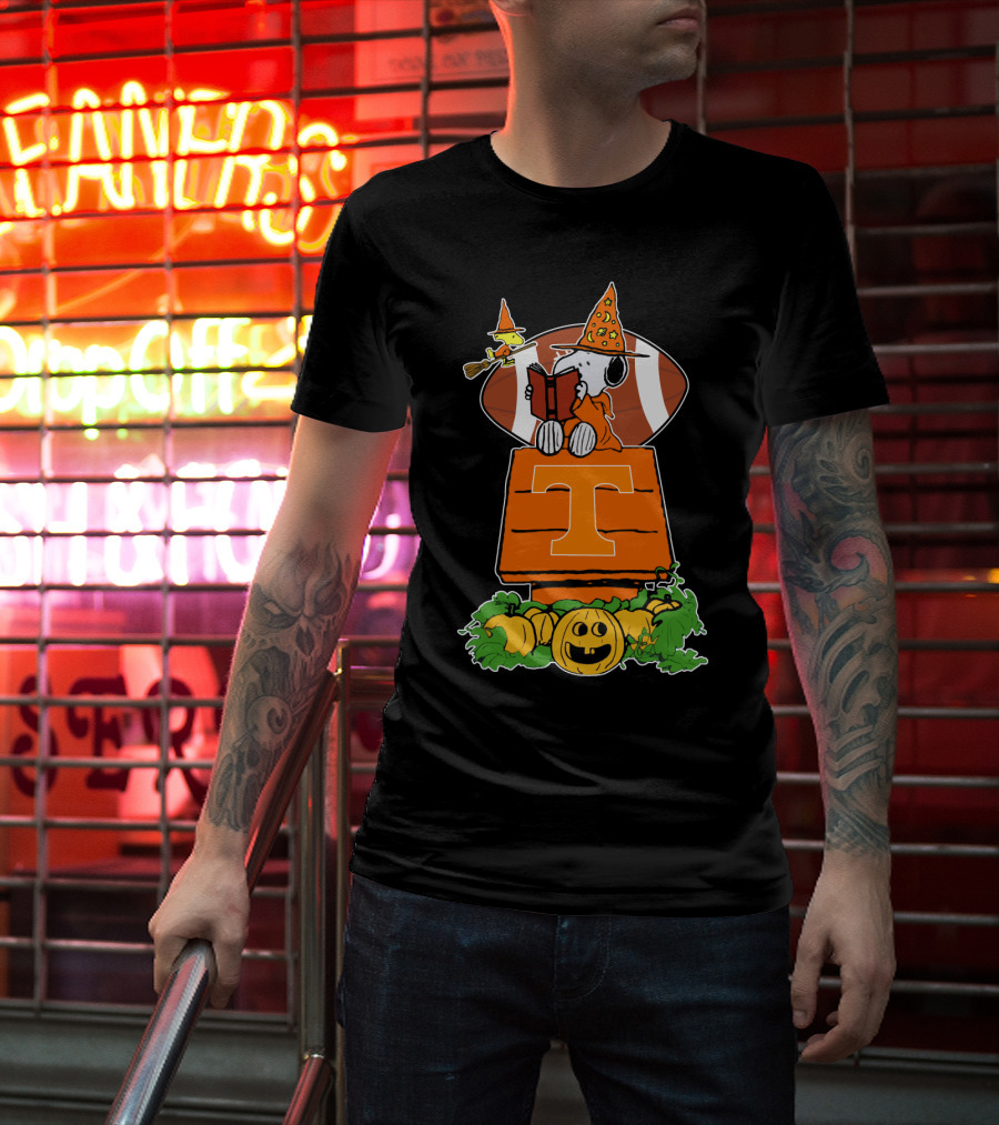 Halloween Tennessee Volunteers Football Peanuts Woodstock Snoopy Pumpkin T-Shirt