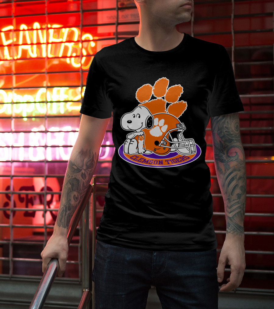Clemson Tigers Snoopy Paw Print Helmet T-Shirt