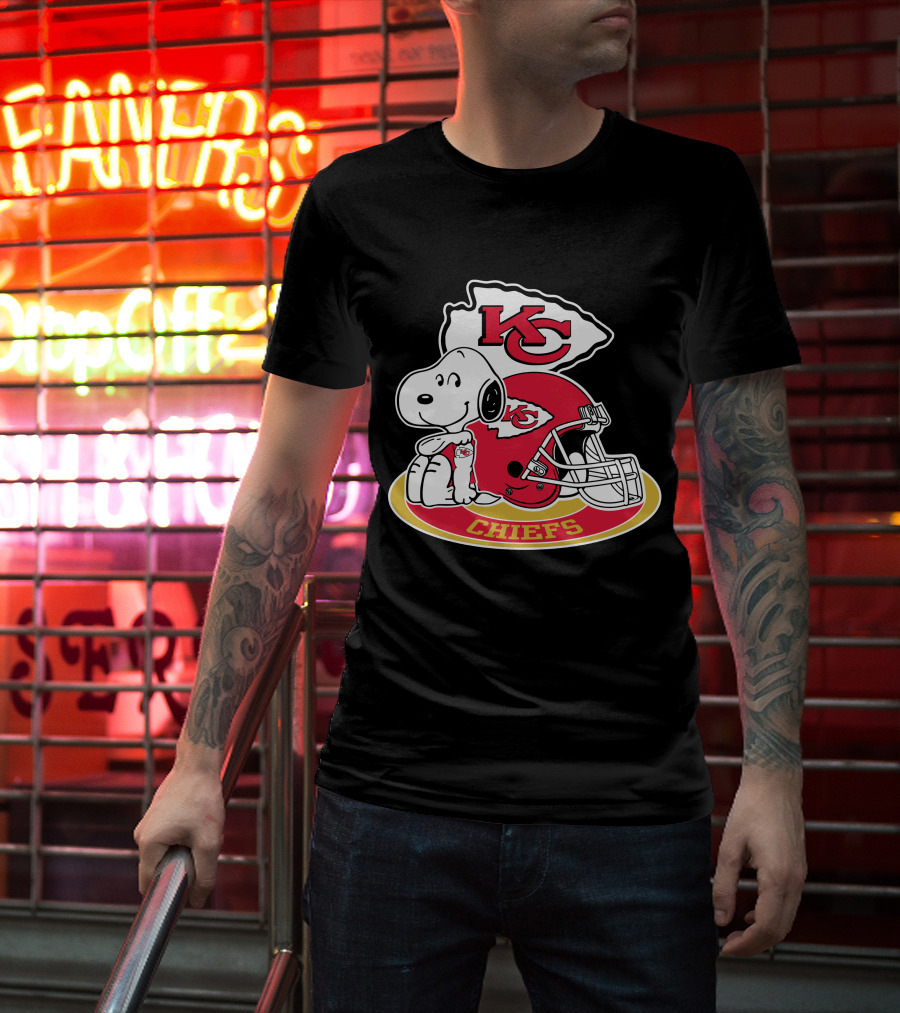 Kansas City Chiefs Snoopy Kc Arrowhead Helmet T-Shirt
