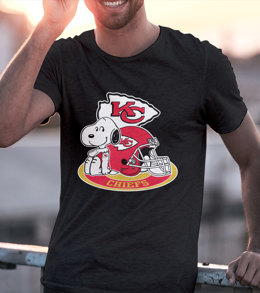 Kansas City Chiefs Snoopy Kc Arrowhead Helmet T-Shirt