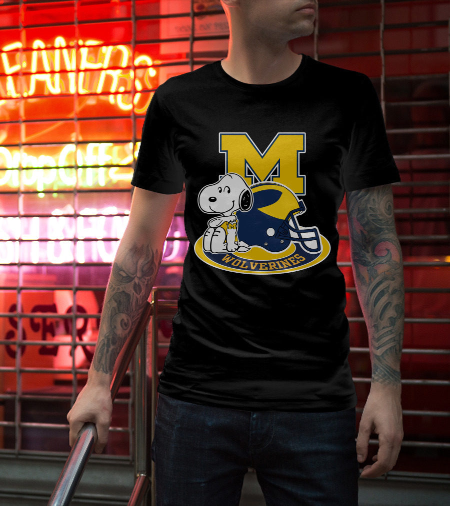 Michigan Wolverines Snoopy M Helmet T-Shirt