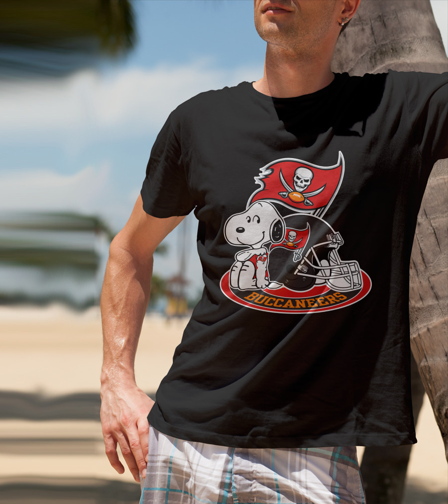 Tampa Bay Buccaneers Snoopy Helmet And Flag T-Shirt