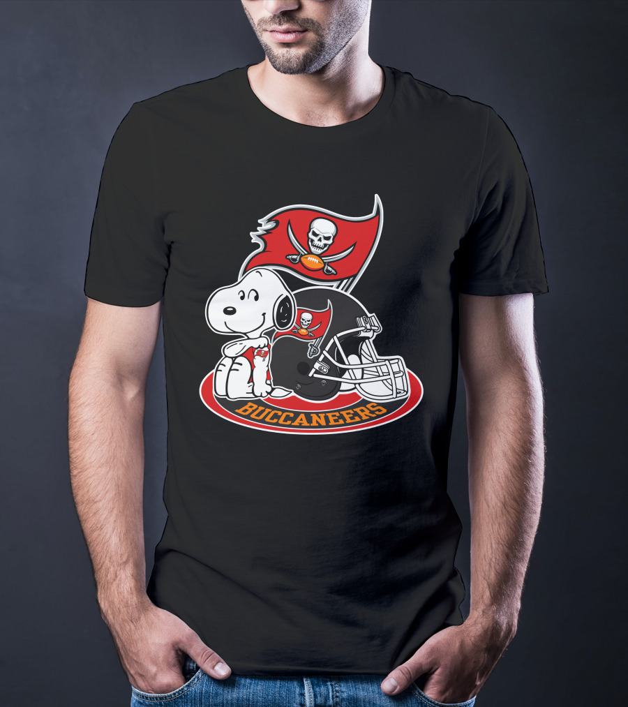 Tampa Bay Buccaneers Snoopy Helmet And Flag T-Shirt