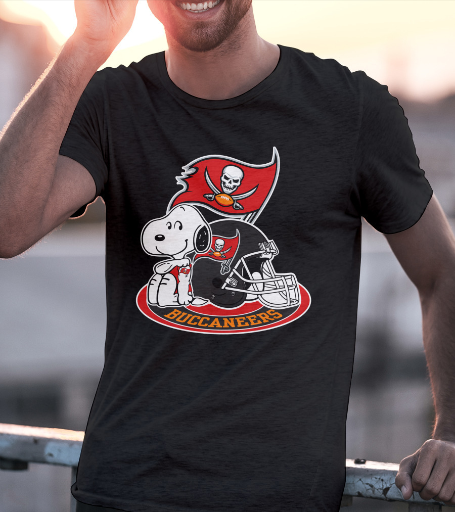 Tampa Bay Buccaneers Snoopy Helmet And Flag T-Shirt