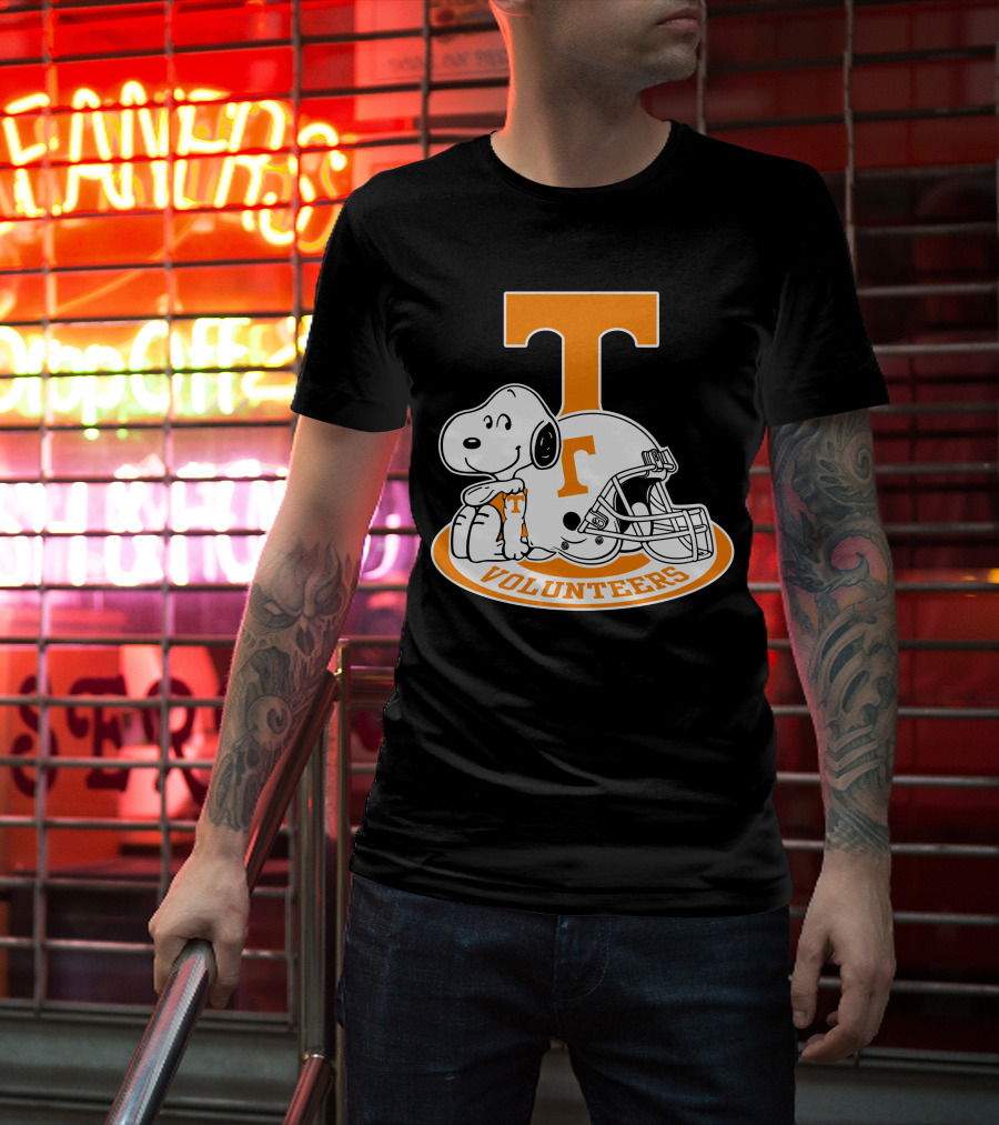 Snoopy Tennessee Volunteers Football Helmet T-Shirt