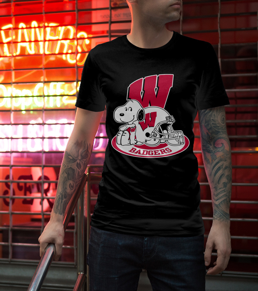 Wisconsin Badgers Snoopy Football Helmet T-Shirt