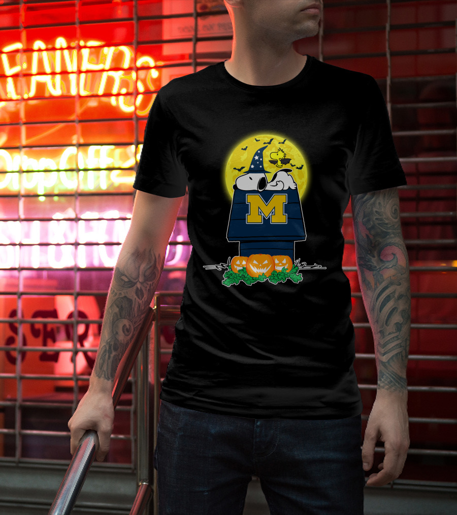Michigan Wolverines Snoopy Halloween Full Moon Pumpkins T-Shirt