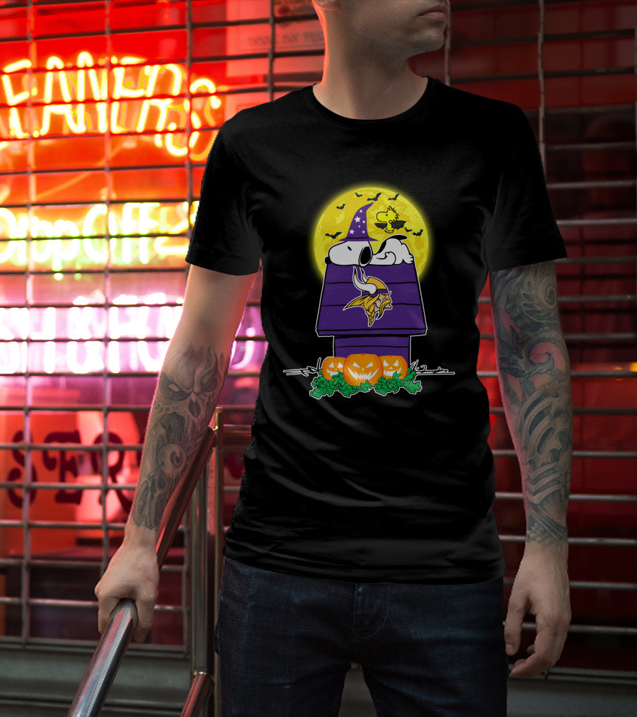 Minnesota Vikings Snoopy Halloween Peanuts Woodstock Pumpkins Full Moon T-Shirt