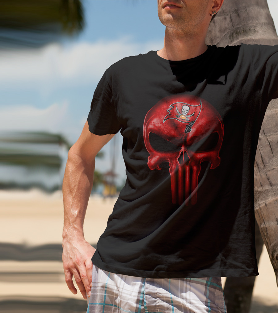 Tampa Bay Buccaneers Skull Logo With Pirate Flag T-Shirt