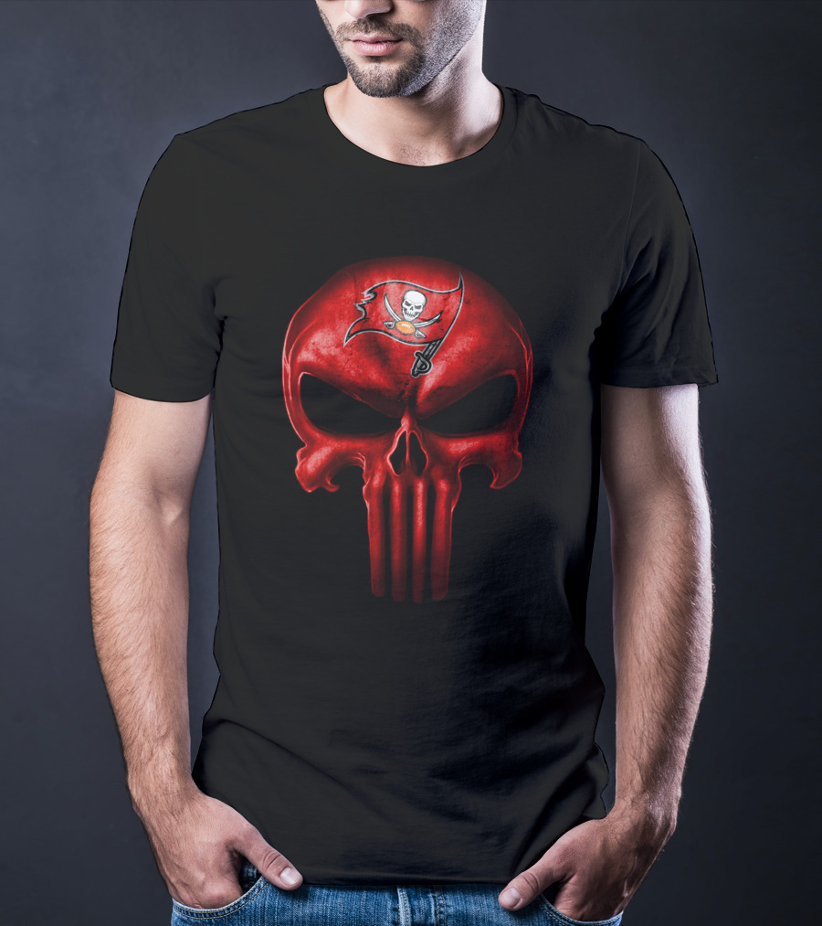 Tampa Bay Buccaneers Skull Logo With Pirate Flag T-Shirt