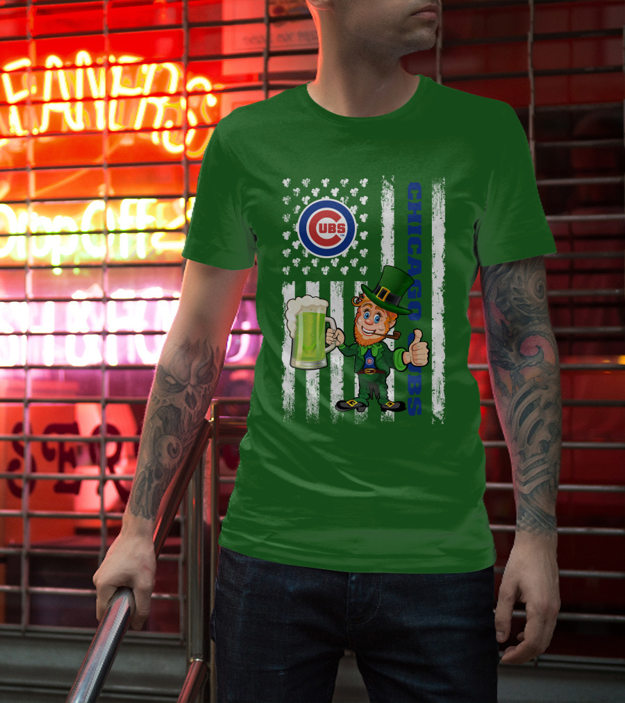 Chicago Cubs St Patrick's Day Leprechaun With Shamrocks And Flag T-Shirt