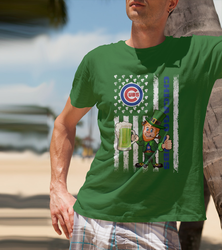 Chicago Cubs St Patrick's Day Leprechaun With Shamrocks And Flag T-Shirt