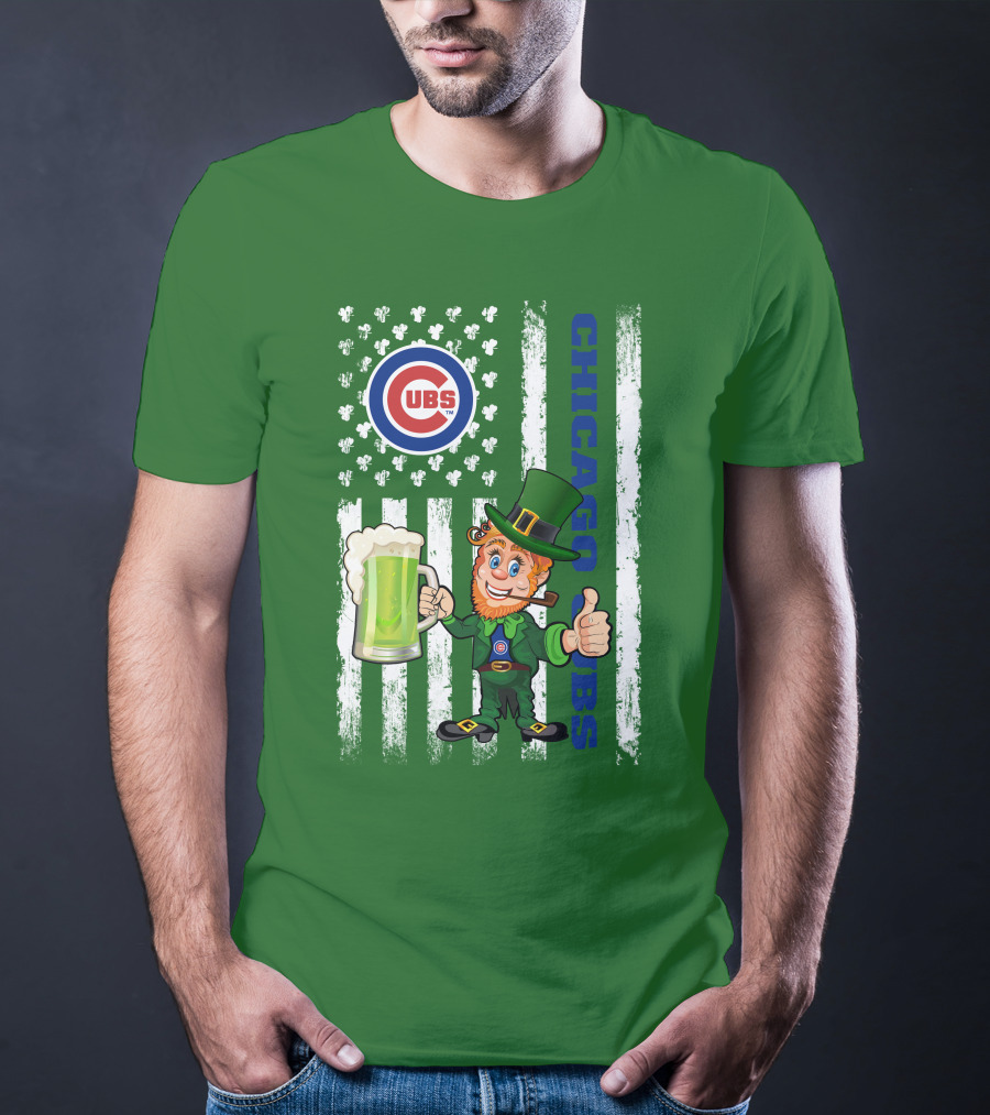 Chicago Cubs St Patrick's Day Leprechaun With Shamrocks And Flag T-Shirt