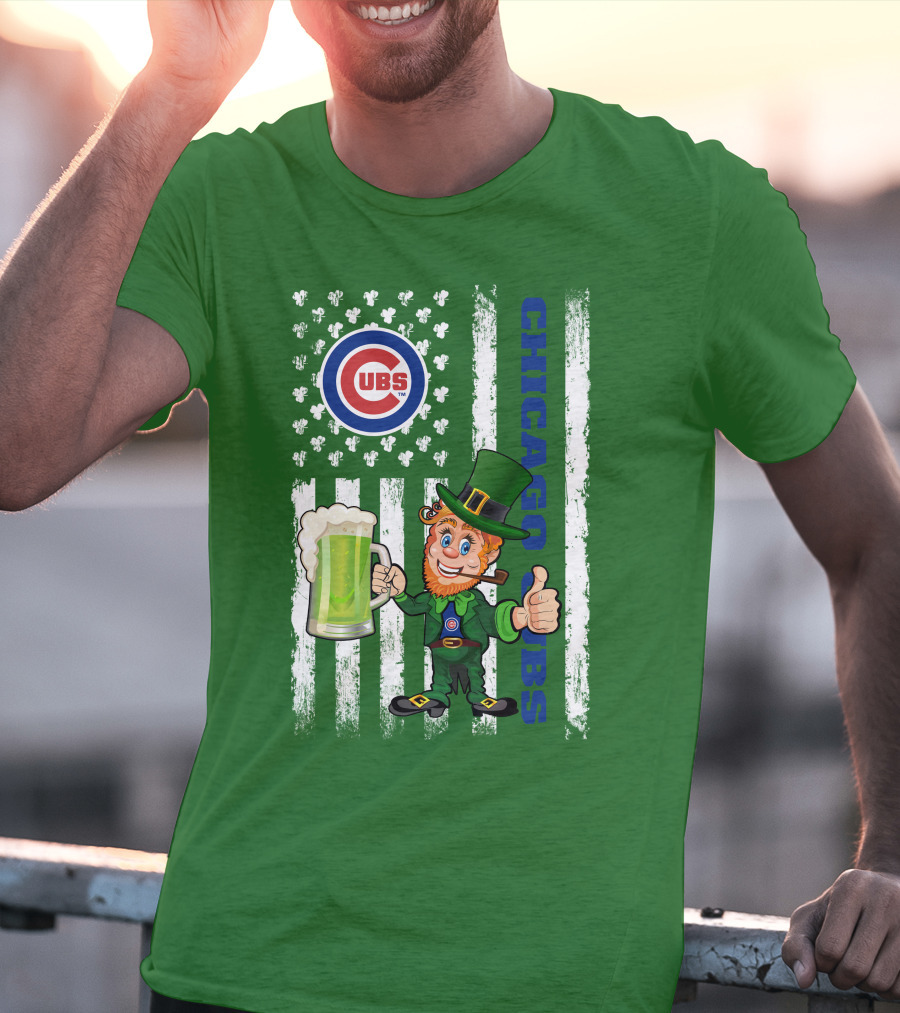 Chicago Cubs St Patrick's Day Leprechaun With Shamrocks And Flag T-Shirt