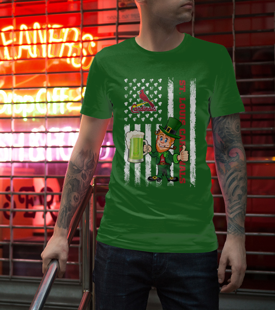 St. Louis Cardinals St Patrick's Day Leprechaun Beer Cheers With Shamrock Flag T-Shirt