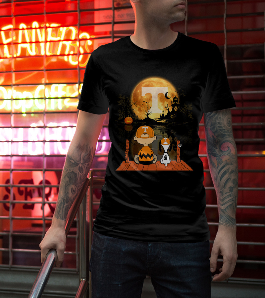 Tennessee Volunteers Halloween Full Moon T And Snoopy Pumpkin Scene T-Shirt