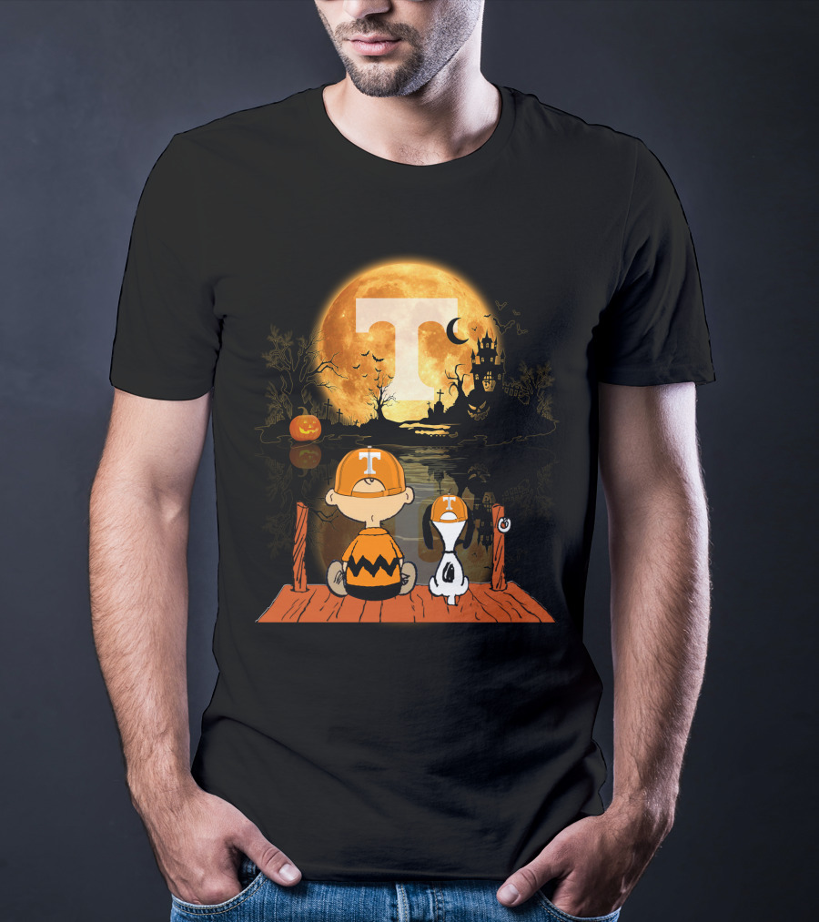 Tennessee Volunteers Halloween Full Moon T And Snoopy Pumpkin Scene T-Shirt