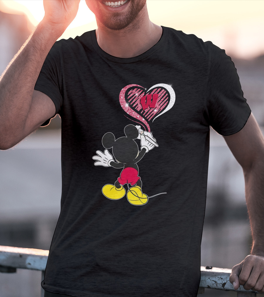 Mickey Painting Heart With Wisconsin Badgers W T-Shirt
