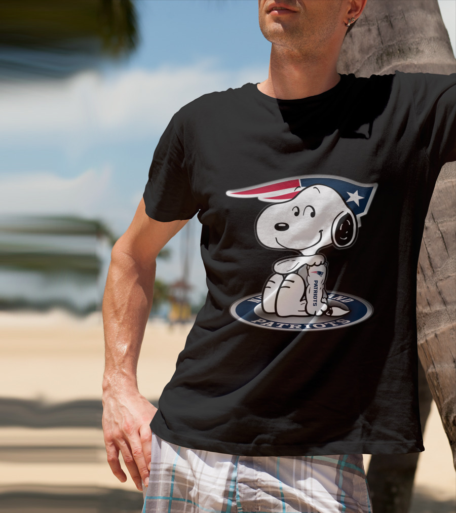 Snoopy New England Patriots Fan With Team T-Shirt