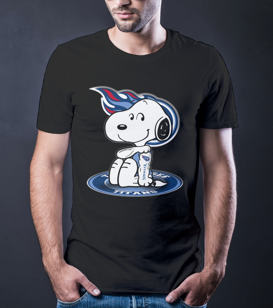 Tennessee Titans Snoopy Holding Football T-Shirt