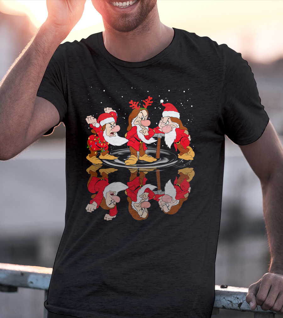 Grumpy Santa Claus Reflection With Seven Dwarfs Christmas Theme T-Shirt