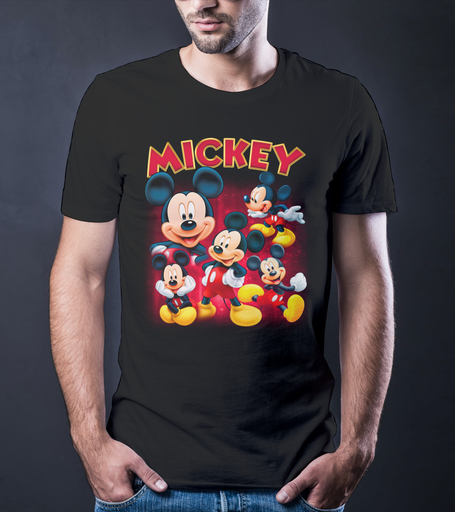 Mickey Czerwono-Żółty Napis Z Kilkoma Klasycznymi Postaciami W Różnych Pozach Na Ciemnym Tle T-Shirt