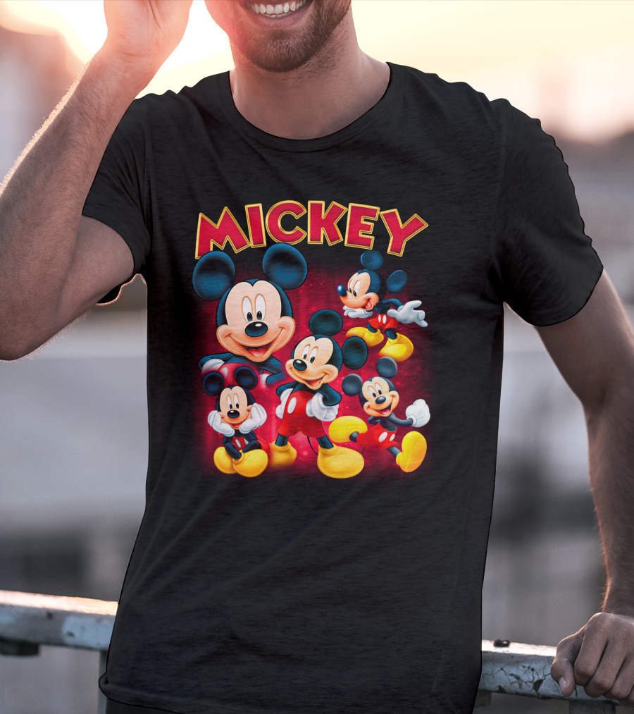 Mickey Czerwono-Żółty Napis Z Kilkoma Klasycznymi Postaciami W Różnych Pozach Na Ciemnym Tle T-Shirt