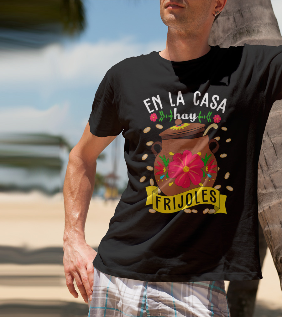 En La Casa Hay Frijoles Funny Mexican Mom Food Pot With Flowers And Beans T-Shirt