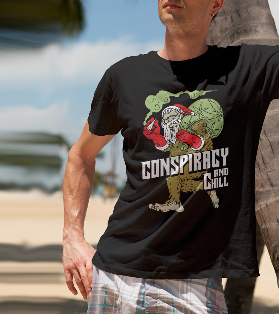 Conspiracy And Chill Bigfoot Weihnachtsmann Raucht Gras Fun Santa Bigfoot Smoking Christmas Weed T-Shirt