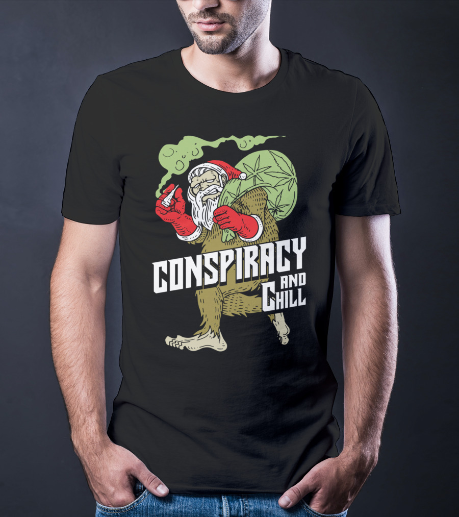 Conspiracy And Chill Bigfoot Weihnachtsmann Raucht Gras Fun Santa Bigfoot Smoking Christmas Weed T-Shirt