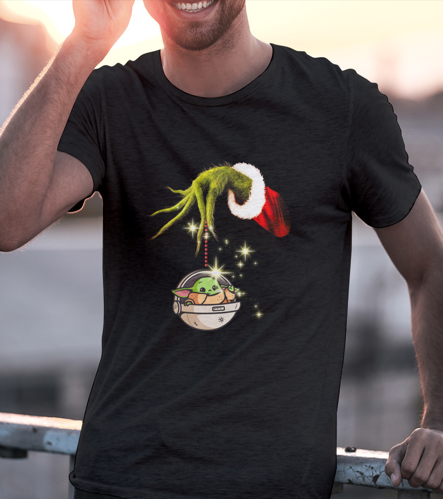 Grinch Hand Holding Baby Yoda Christmas T-Shirt