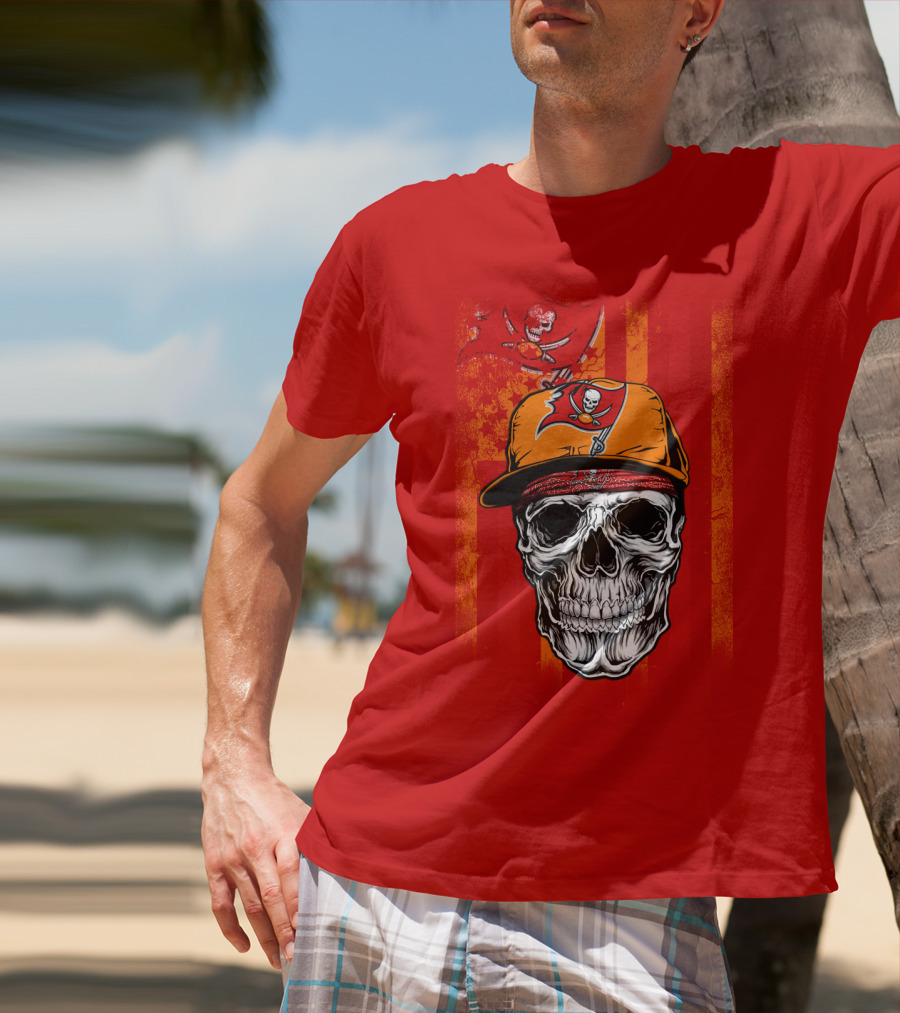 Tampa Bay Buccaneers Skull In Cap With Pirate Flag T-Shirt