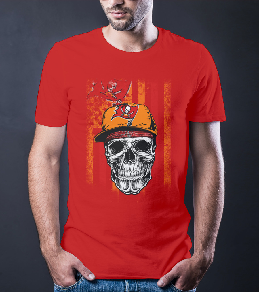 Tampa Bay Buccaneers Skull In Cap With Pirate Flag T-Shirt