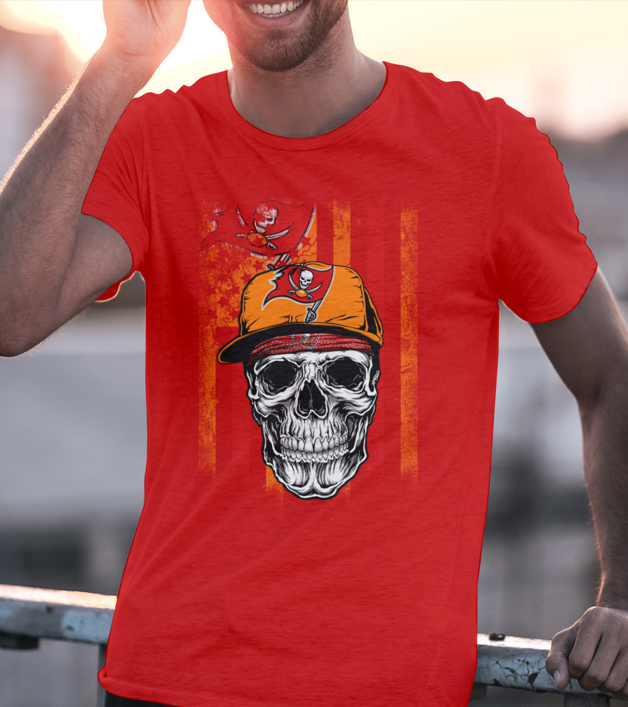 Tampa Bay Buccaneers Skull In Cap With Pirate Flag T-Shirt