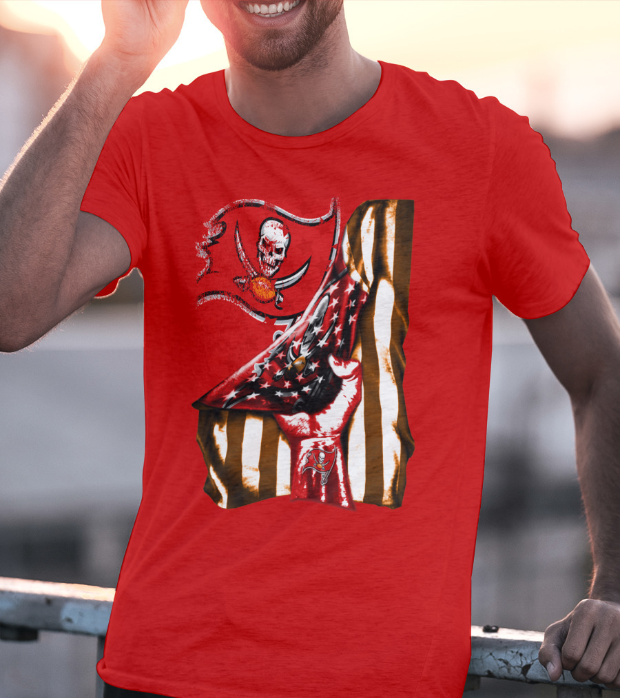 Tampa Bay Buccaneers Skull Flag And Hand With Stars And Stripes T-Shirt
