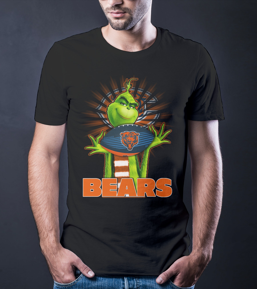 Grinch With Chicago Bears Football T-Shirt