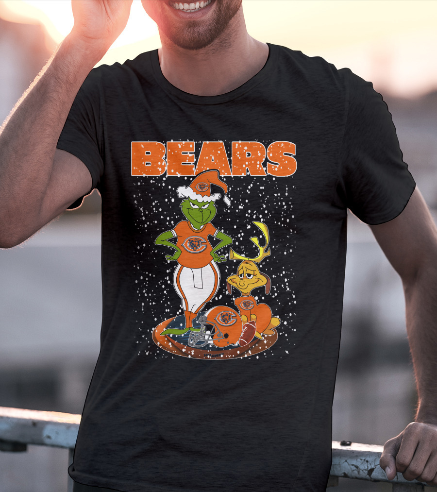 BEARS Grinchxmas CHICAGO BEARS Football Helmet And Santa Hat T-Shirt