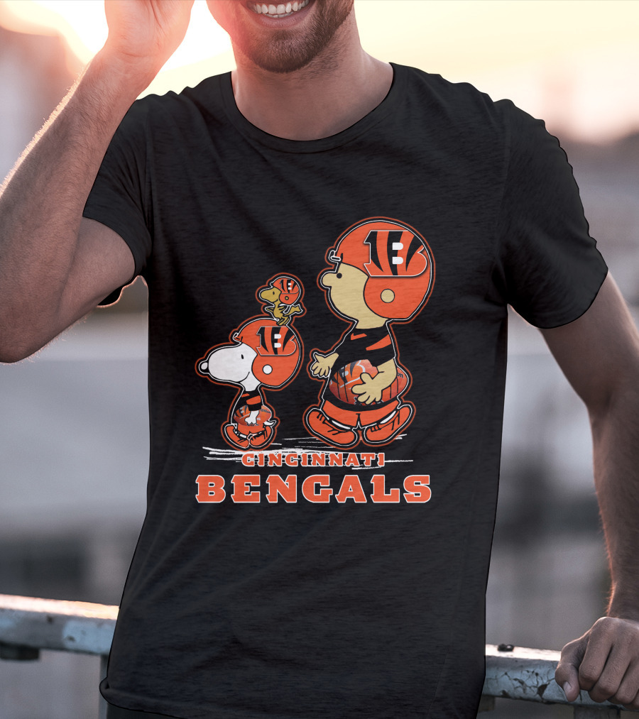 Cincinnati Bengals Snpfootball Charlie Brown Snoopy Woodstock Football Helmet T-Shirt