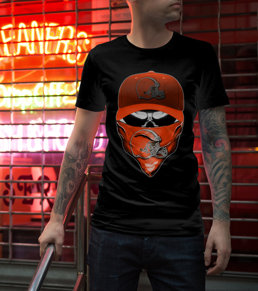 Skull Helmet Bandana CLEVELAND BROWNS Fan Gear T-Shirt