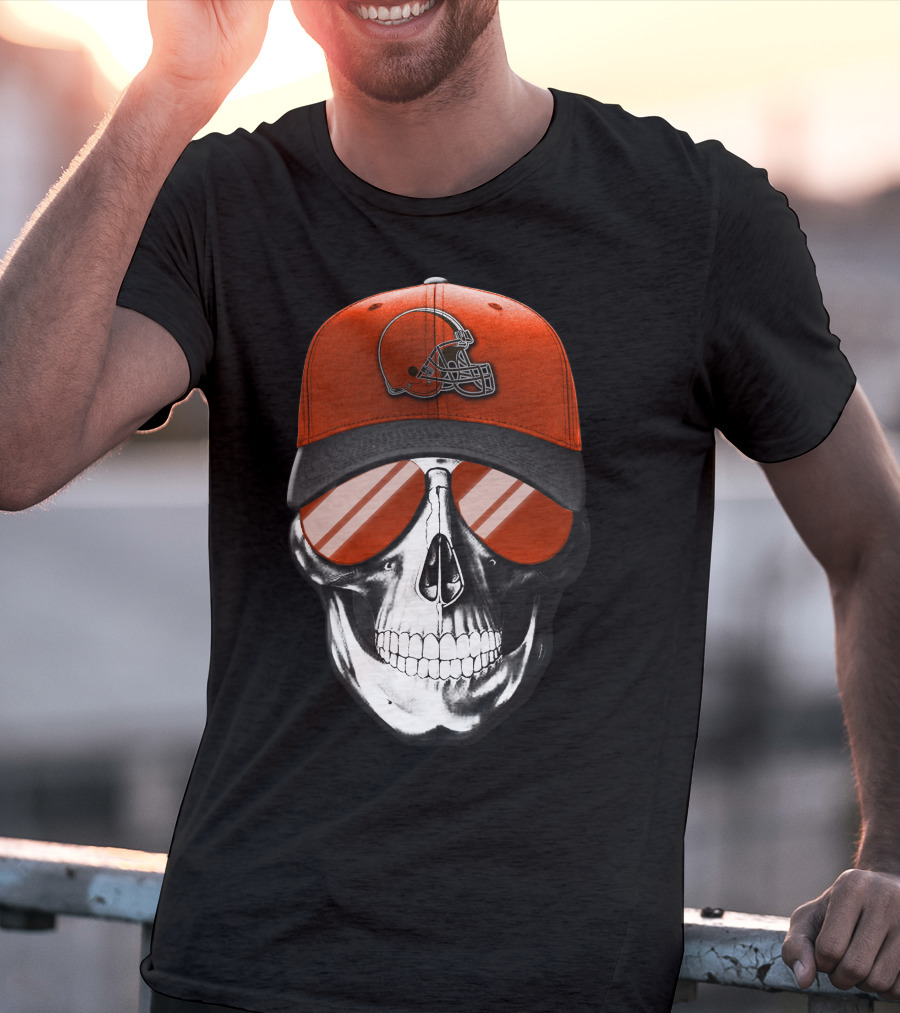 Skull With Cleveland Browns Helmet And Reflective Glasses T-Shirt