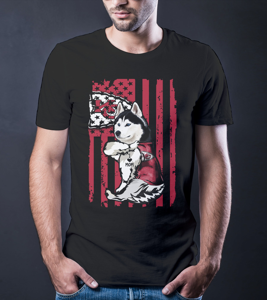 Siberian Husky Wearing Kansas City Chiefs Jersey With Flag Background Mom T-Shirt