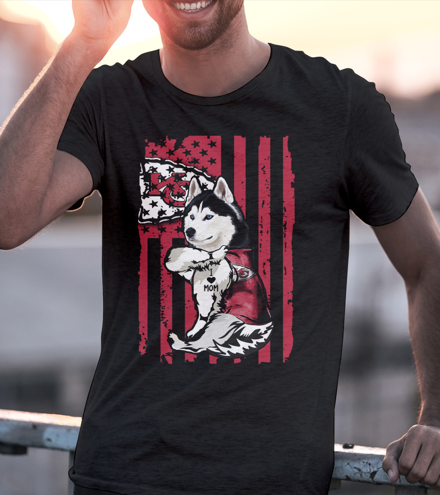 Siberian Husky Wearing Kansas City Chiefs Jersey With Flag Background Mom T-Shirt