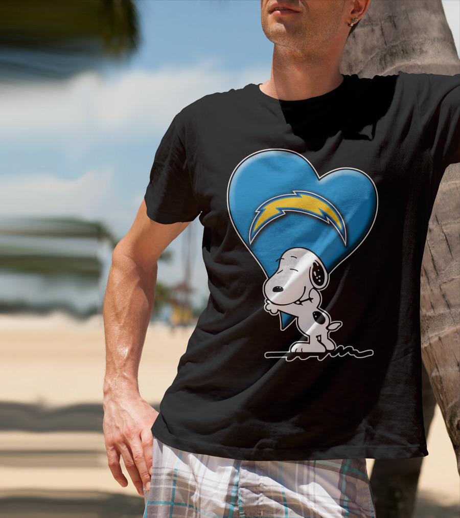 Snp V1 Los Angeles Chargers Snoopy Hugging Heart T-Shirt