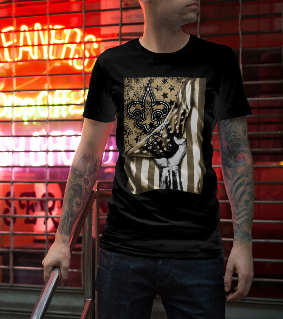 Flag New Orleans Saints Fleur-De-Lis Stars And Stripes Hand Pulling Black And Gold T-Shirt