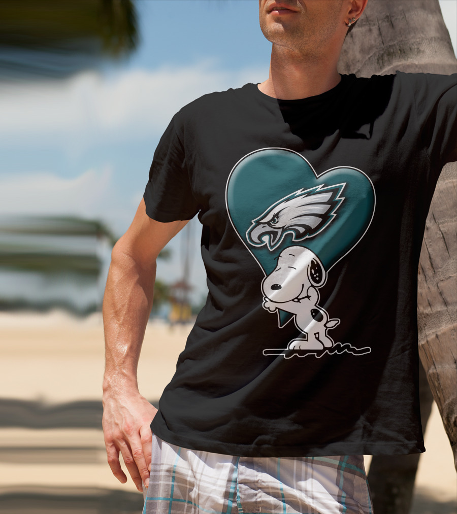 Snoopy Hugging Heart Philadelphia Eagles T-Shirt