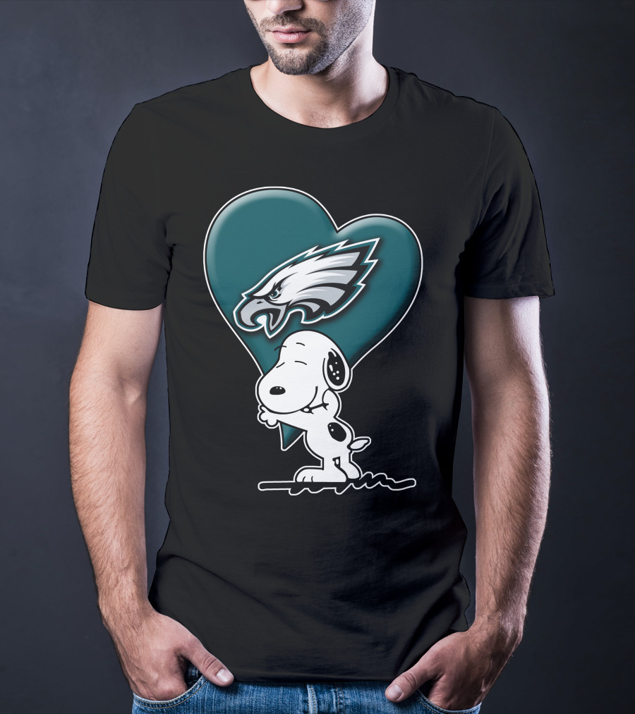 Snoopy Hugging Heart Philadelphia Eagles T-Shirt