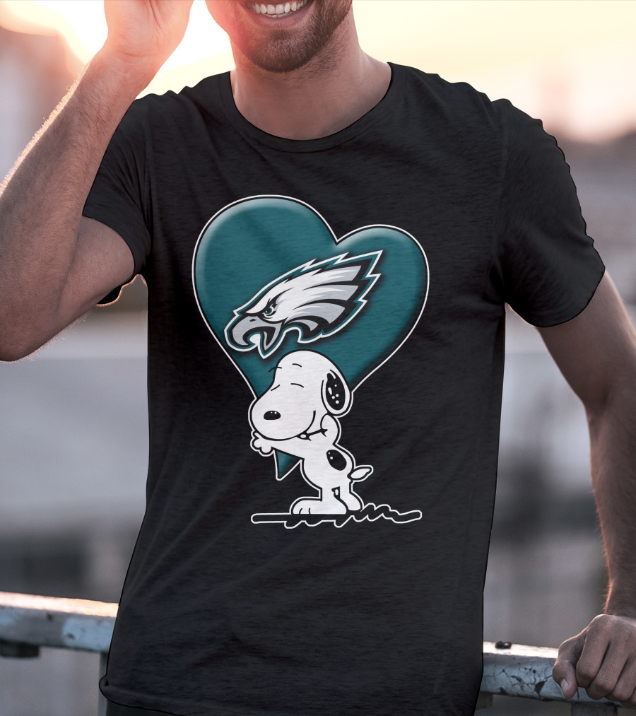 Snoopy Hugging Heart Philadelphia Eagles T-Shirt